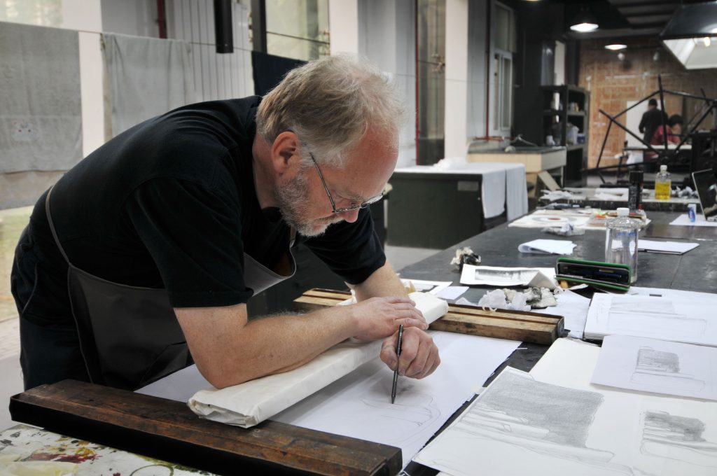 Printmaker Martin Due at work in Xian Art Academy in 2010_foto-Wu Shunong